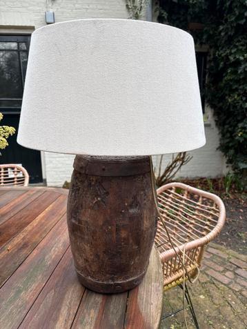 Unieke tafellamp met kap en voet van antiek wijnvat