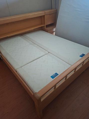 Pullman boxspring met houten ombouw en nachtkastjes