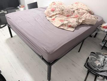 GRATIS: Complete bedset (160x200) + 2 matrassen + nachtkastj