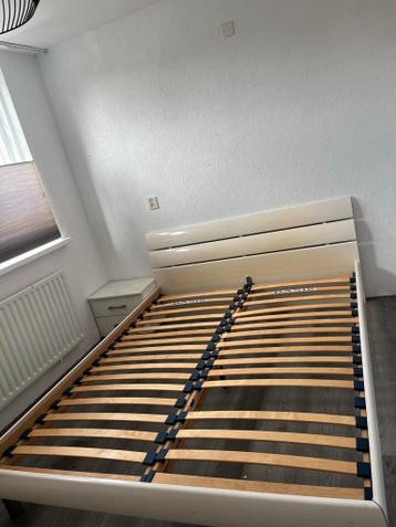 Tweepersoonsbed met lattenbodems (160x200 cm)