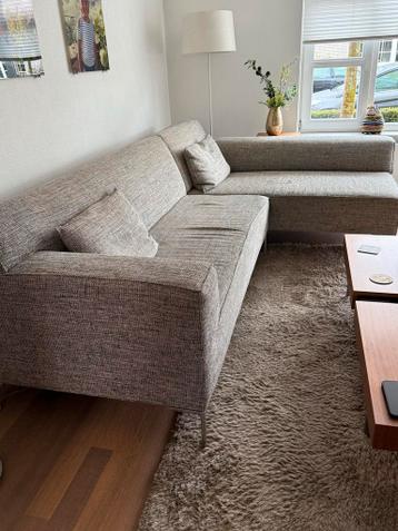 Gratis af te halen grijze hoekbank met stoffen bekleding