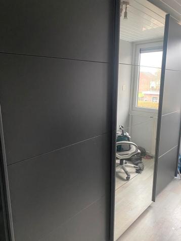 Gratis af te halen kledingkast (moet zo snel mogelijk weg)