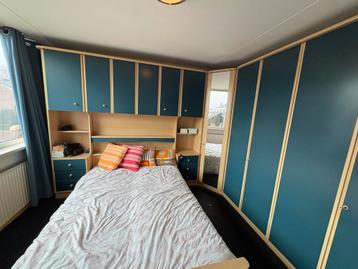 Complete slaapkamer: Bed met geïntegreerde kastenwand