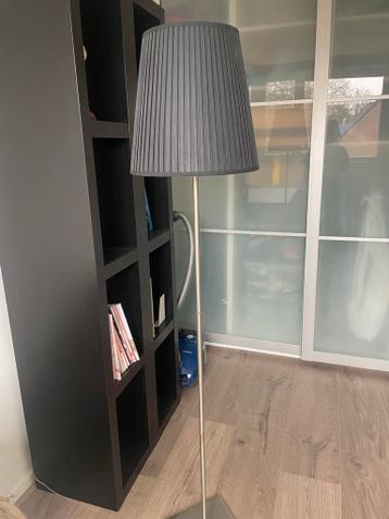 Staande lamp met zwarte kap