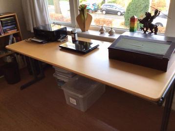 Houten bureau met metaal onderstel.