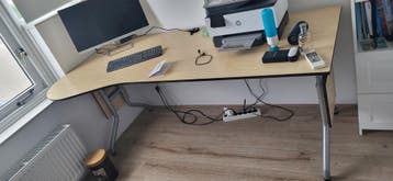 GRATIS Ruim hoekbureau met lichte houtafwerking