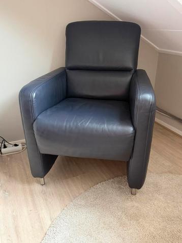 2 mooie donkerblauwe leren fauteuils in zeer goede staat