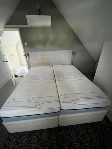 Gratis af te halen: Tweepersoons bed met matrassen