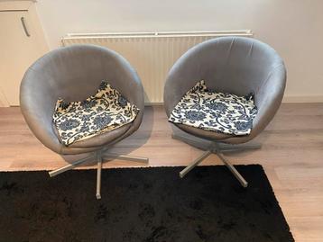 Gratis. Twee grijze kuipstoelen met draaipoot