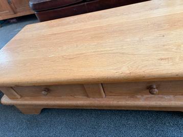 Robuuste eikenhouten salontafel met lades.   Gratis afhalen