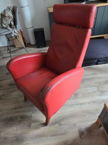 KENS zitcomfort fauteuil stoel rood. Ophalen in Sappemeer