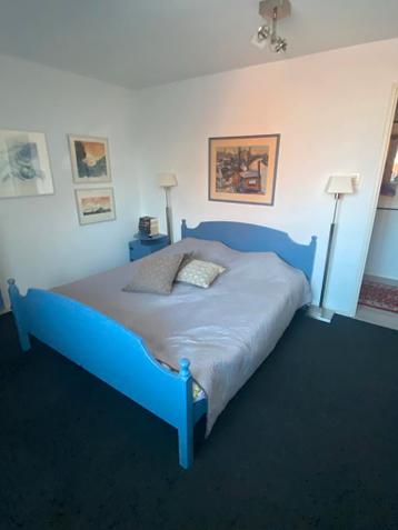 Gratis complete slaapkamer: bed, kast en 2 nachtkastjes