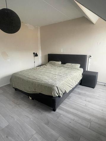 Karlsson Boxspring onderbouw met hoofdbord en nachtkastjes