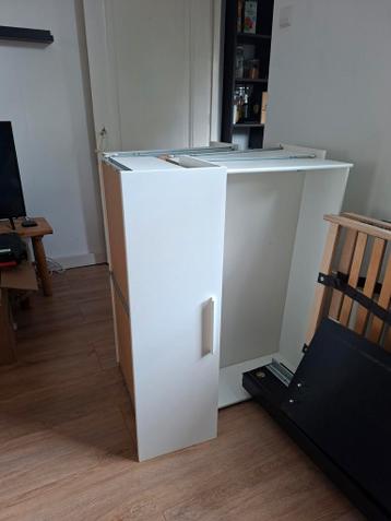 Wit 2 persoonsbed IKEA met 4 lades.