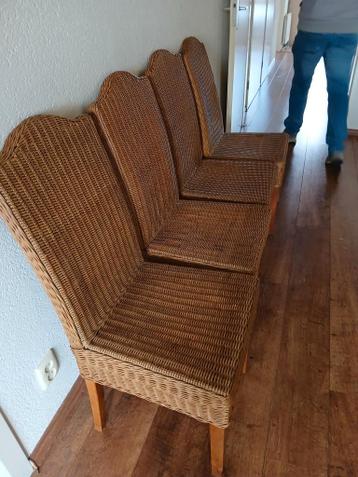 Gratis. 4 eetkamerstoelen