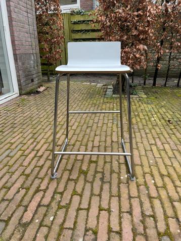 barkruk met witte zitting en metalen frame