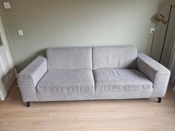 Gratis grijze bank + hocker met beschadigingen