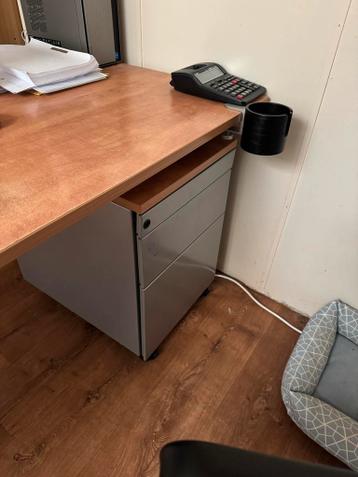 In hoogte verstelbare bureaus met ladeblokken