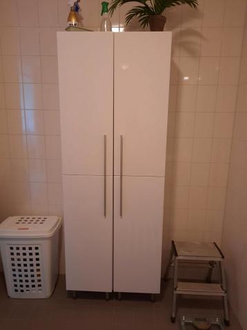 2 witte hoge badkamerkasten