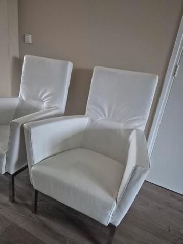 Twee Ojee Design fauteuils wit leer stoelen