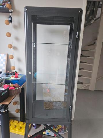 Glazen vitrinekast - FABRIKÖR
, slot stuk, gratis