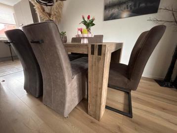 Eetkamer set met 6 stoelen (4 met wielen, 2 vast onderstel)