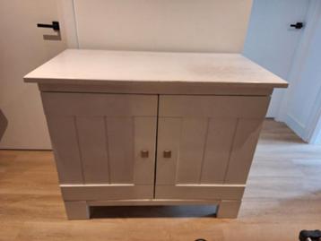 Commode kastje met twee deuren