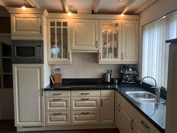 Gratis af te halen keuken met zwart granieten blad