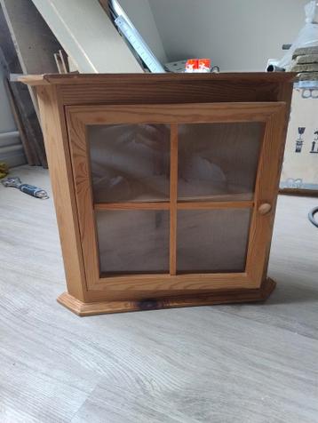 Klein houten hoek kastje met glazen deur. (Gratis)