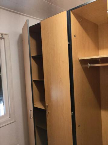 Handige kast met planken en hangruimte