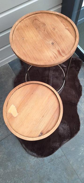 Set van 2 houten bijzettafels met metalen onderstel