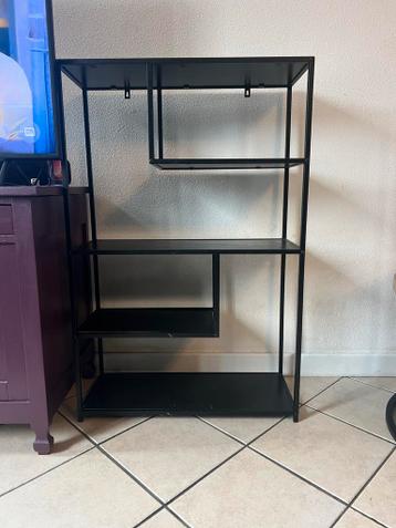 Gratis vakkenkast - Zwart metalen open kast