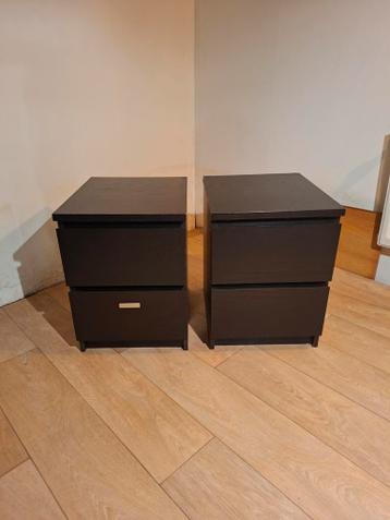 Twee donkerbruine ladekastjes gratis op te halen