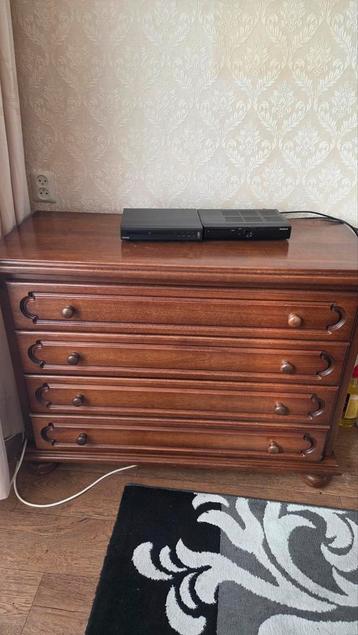 Klassiek eikenhouten kastje met 4 lades