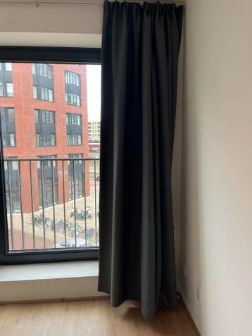 Twee donkergrijze gordijnen, 240x160 cm per stuk