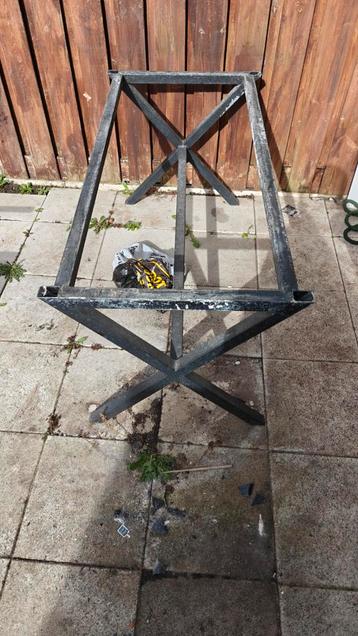 Stevig metalen tafelonderstel voor diverse toepassingen