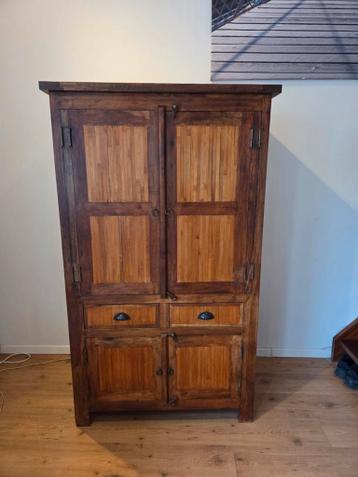 Teakhouten (tv) kast met bamboe panelen.