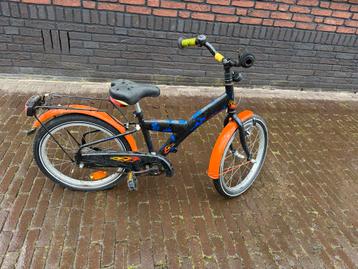 Kinderfiets die een opknapbeurt nodig heeft