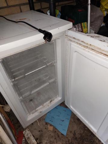 Gratis diepvriezer. Heeft sopje nodig, werkt prima