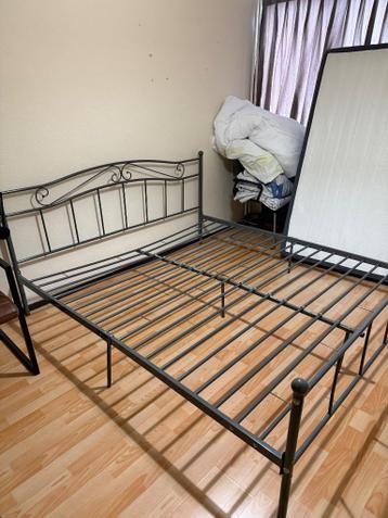Bed (180x200), incl metalen lattenbodem & handleiding