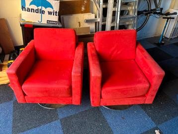 2 rode draaifauteuils