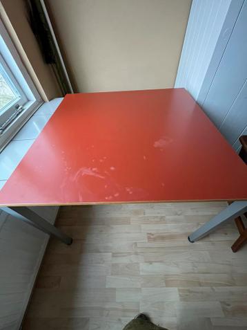 GRATIS Mooie terra cotta kleur (kantoor)-tafel