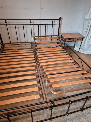 Metalen bed 160x200 met verstelbare bedbodems en matrassen