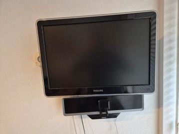 Gratis afhalen twee platte televisies met ophangsysteem.