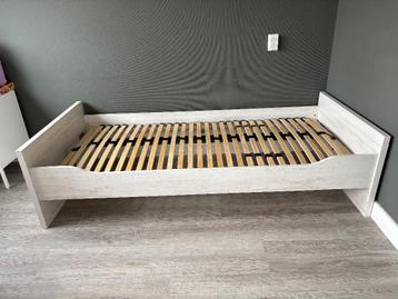 Eenpersoonsbed inclusief lattenbodem.