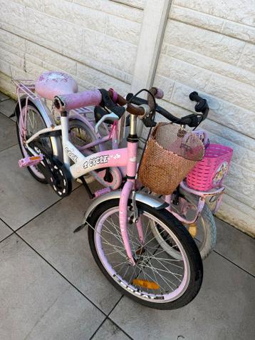 2 meisjesfietsen, roze, met mandje en bagagedrager