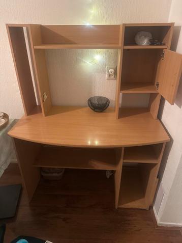 Gratis computer bureau met opbergruimte