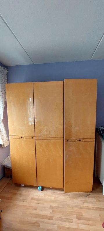 Ruime kledingkast met slot - ideaal voor extra veiligheid