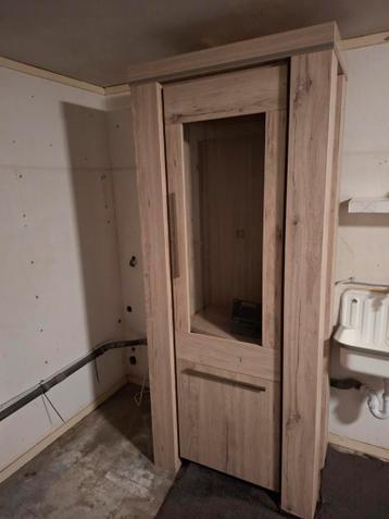 Moderne kast met glazen deur en opbergruimte