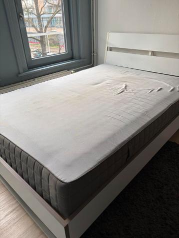Bed met matras (140x200) - Gratis ophalen
